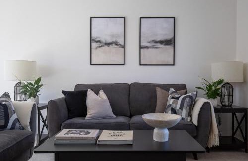 Middleton Cheney House | PRIVÉ HOUSE, Banbury, 4 Bedrooms, Parking