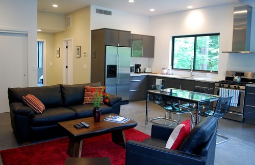 Woodstock House | Privacy & Luxury @ Heart of Woodstock w/Hot Tub