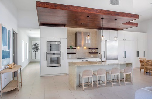 Juba Sound Villa | Private Luxury Oceanfront Villa-Steps from the Sea, Glass pool-Chef & Butler!