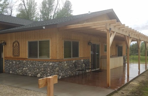 Stevensville House | Private, 2 bedroom Guest House, Unit A.