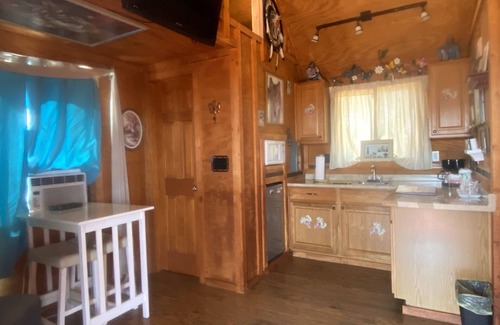 Valle Cabin | Private 2-Person Cabin near Grand Canyon (Bed & Breakfast)