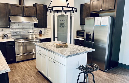 White House | Private 5 bedroom house in the heart of Laurel highlands!