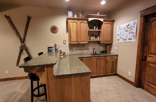 Victor House | Private and spacious 6 bedroom high end house in beautiful Victor, Sleeps 16!