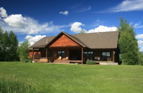 Victor House | Private and spacious 6 bedroom high end house in beautiful Victor, Sleeps 16!