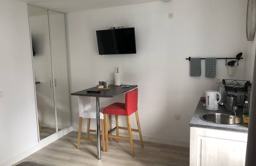 Mennecy House | Private apartment in hyper center