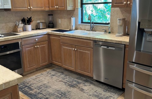 Kings Lake House | PRIVATE Backyard Heated POOL Naples Oasis, 7 mins to 5th Ave, Tin City, Beaches!