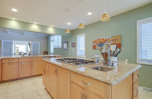 North Shores House | PRIVATE BEACH! CANAL VIEWS! LINENS INCLUDED!