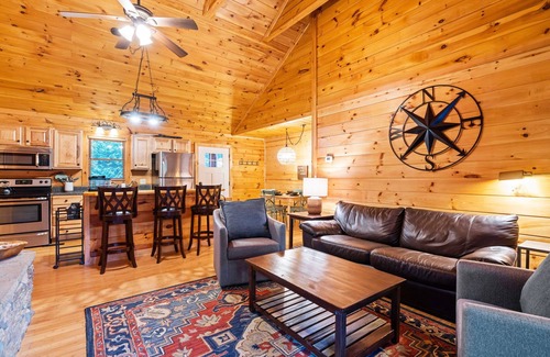 Blue Ridge Cabin | PRIVATE cabin close to Blue Ridge and Ellijay HOT TUB + OUTDOOR FIREPLACE