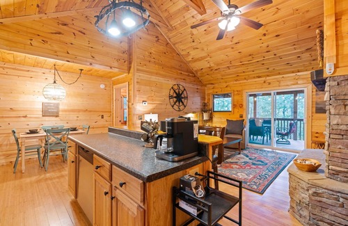 Blue Ridge Cabin | PRIVATE cabin close to Blue Ridge and Ellijay HOT TUB + OUTDOOR FIREPLACE