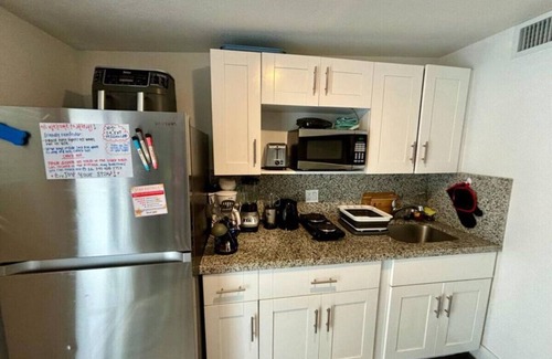 Midtown Apartment | Private & Centrally located, parking, laundry