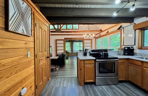 Danbury House | Private Chalet, 3 Queen beds on Trails in Voyager