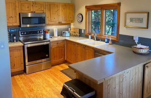 Blueberry Hill Ski Chalet | Private Chalet with amazing view and hot tub-20min walk to Whistler Village.