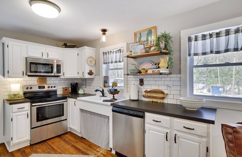 Lakeville Cottage | Private Charming & Cozy -Lake Front Cottage- Great for Family, Friends & Couples