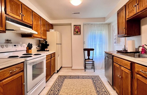 Washington House | Private Colonial 3BR House with tub,kitchen, Fast Wi-Fi 2 min from the Inn!