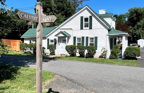 Washington House | Private Colonial 3BR House with tub,kitchen, Fast Wi-Fi 2 min from the Inn!