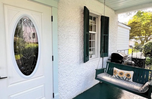 Washington House | Private Colonial 3BR House with tub,kitchen, Fast Wi-Fi 2 min from the Inn!