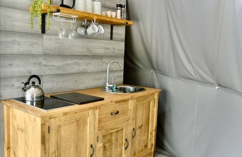 Royston Cabin | Private & Cosy Luxury Glamping Geo Dome - Hot Tub - EnSuite - Country Views!