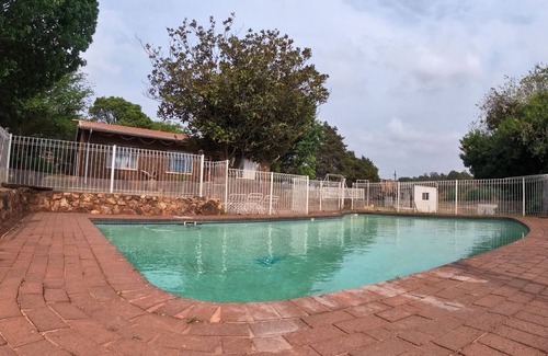 Mogale City Cottage | Private Cottage - 5 minutes to the Cradle of Humankind