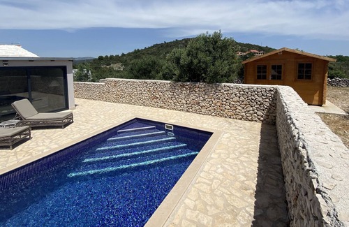 Vinisce Cottage | Private Cottage in olive grove with heated Pool.