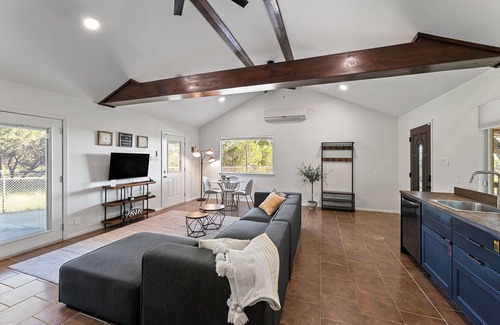 Canyon Lake Cottage | Private Cottage w HOT TUB & Oak Grove