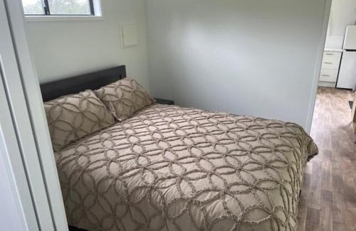 Landsborough House | Private country Cabin 1 Bedroom