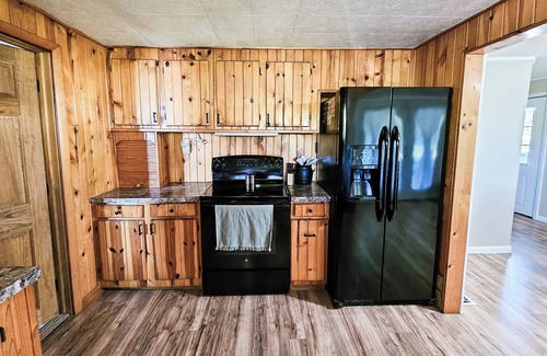 Plymouth House | Private Country house with hot tub and screened in back porch