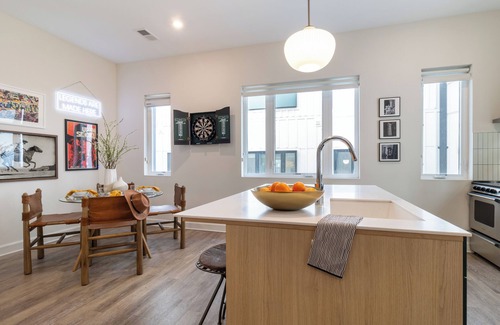 Buena Vista Apartment | Private Deck | 5 Mins to Broadway | The Conway