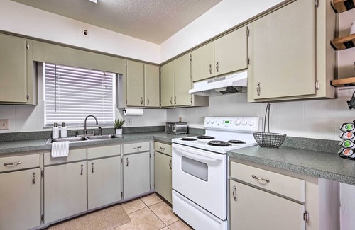 Summerfield House | Private Dock + Grill: Sunny Lake Weir Retreat!