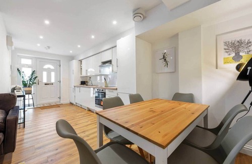 Tufnell Park Apartment | Private En-Suite 3-Bedroom Flat in Tufnell Park