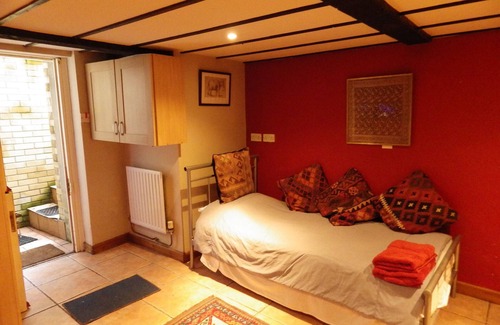 Abergavenny Apartment | Private Entrance with self check in