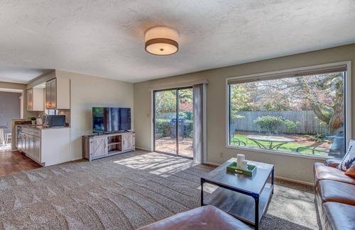 Harlow House | Private Fenced Backyard🌻 Near U of O 4 Miles—>Autzen🏈 Ping pong🏓 & Fun Toys