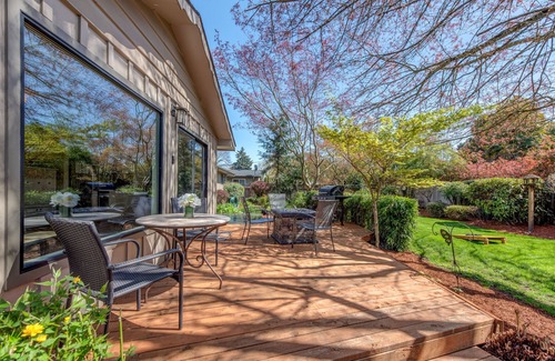 Harlow House | Private Fenced Backyard🌻 Near U of O 4 Miles—>Autzen🏈 Ping pong🏓 & Fun Toys