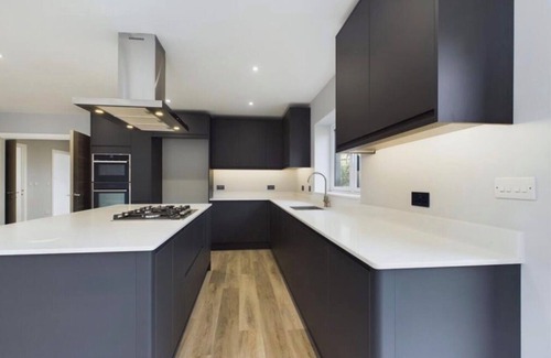 Great Amwell House | Private gated 5-bedroom home in stunning village location.