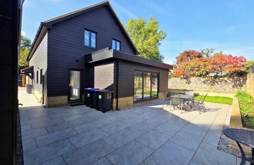 Great Amwell House | Private gated 5-bedroom home in stunning village location.