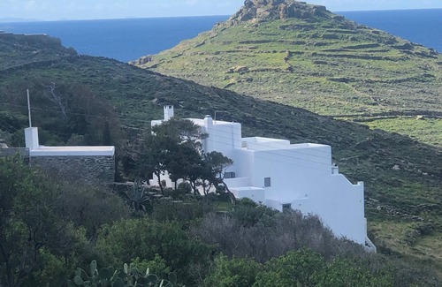 Agios Fokas Villa | Private ground flat for a family with 2 children in a beautiful Cycladic Villa