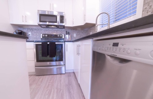 Renfrew-Collingwood House | PRIVATE - Guest Suite in Renfrew Heights near skytrain, bus, groceries, parks