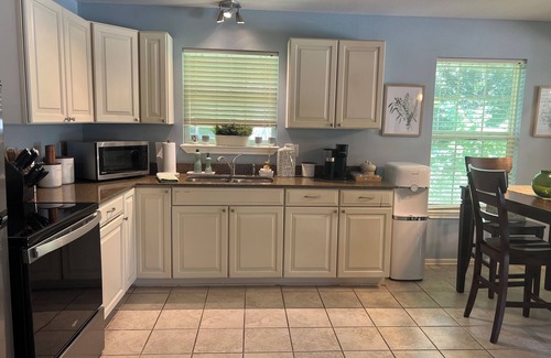 Gonzales Cottage | Private guesthouse with private swimming pool, spa and custom pool