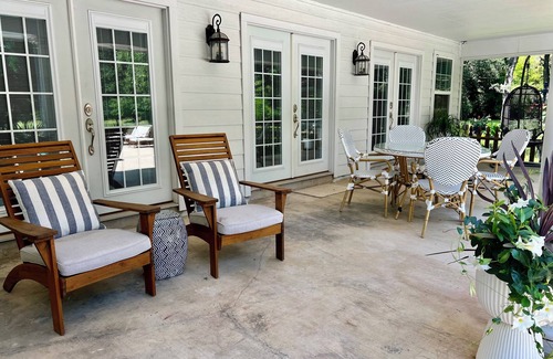 Gonzales Cottage | Private guesthouse with private swimming pool, spa and custom pool