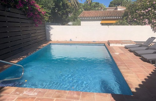 Urbanizacion Marbessa House | Private heated pool and garden. 2 min walk to beach. Fast EV charger Oct 24.