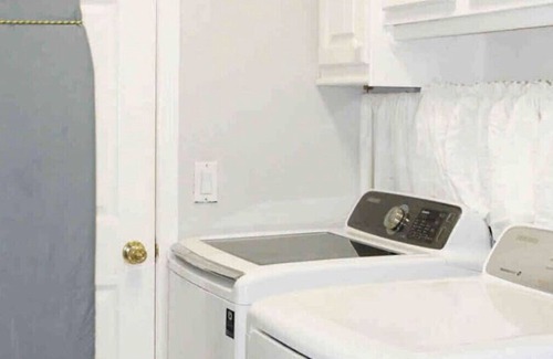 Jupiter Farms House | 🔥 Private Hidden Gem w/ Hot Tub & Waterfall 10 miles from the Beach 🏖️