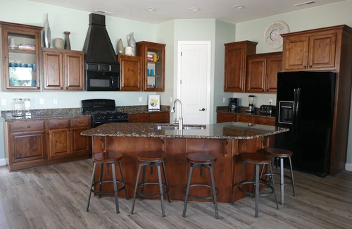 La Verkin House | Private Home & Fenced POOL 32'x16', sleeps 15, Jacuzzi, TV/Game rm, Play-Set