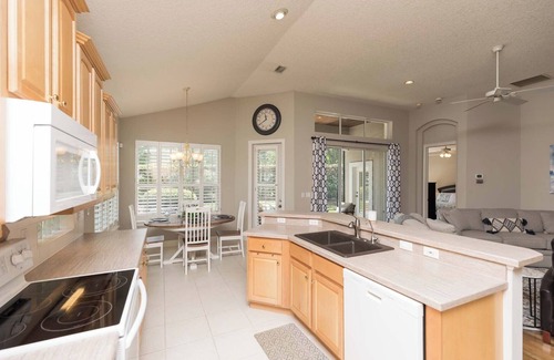 St. Augustine House | Private home-Large screened lanai-BBQ- sleeps 8-easy walk to pool!