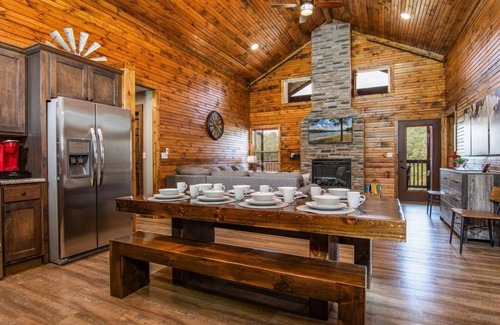 Reeds Spring House | Private hot tub, close to community pool