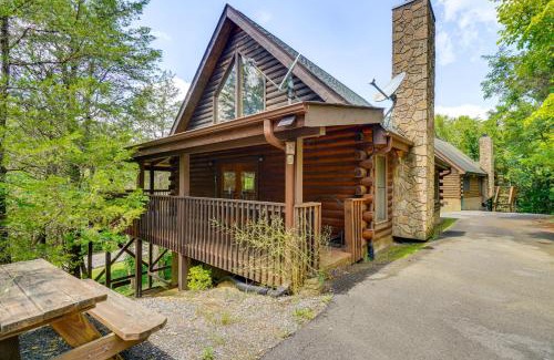 Sevierville House | Private Hot Tub Lake Resort Cabin in Sevierville!