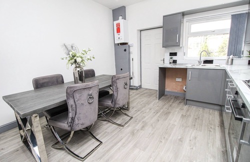 Bradford House | Private House Sleeps 9 with Wi-Fi