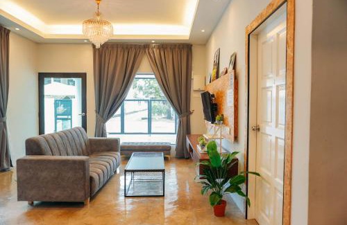 Taman Intan Villa | Private Jacuzzi Pool homestay with 10-14 paxx