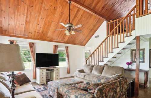 Negreet Cabin | Private Lakefront Escape: Covered Patio, Fire Pit!