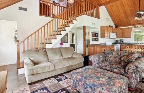 Negreet Cabin | Private Lakefront Escape: Covered Patio, Fire Pit!