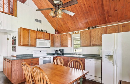 Negreet Cabin | Private Lakefront Escape: Covered Patio, Fire Pit!