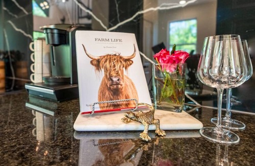 Bullard Apartment | Private Lakeside Couples Cabin, Hot Tub & Fire Pit - Dark Horse